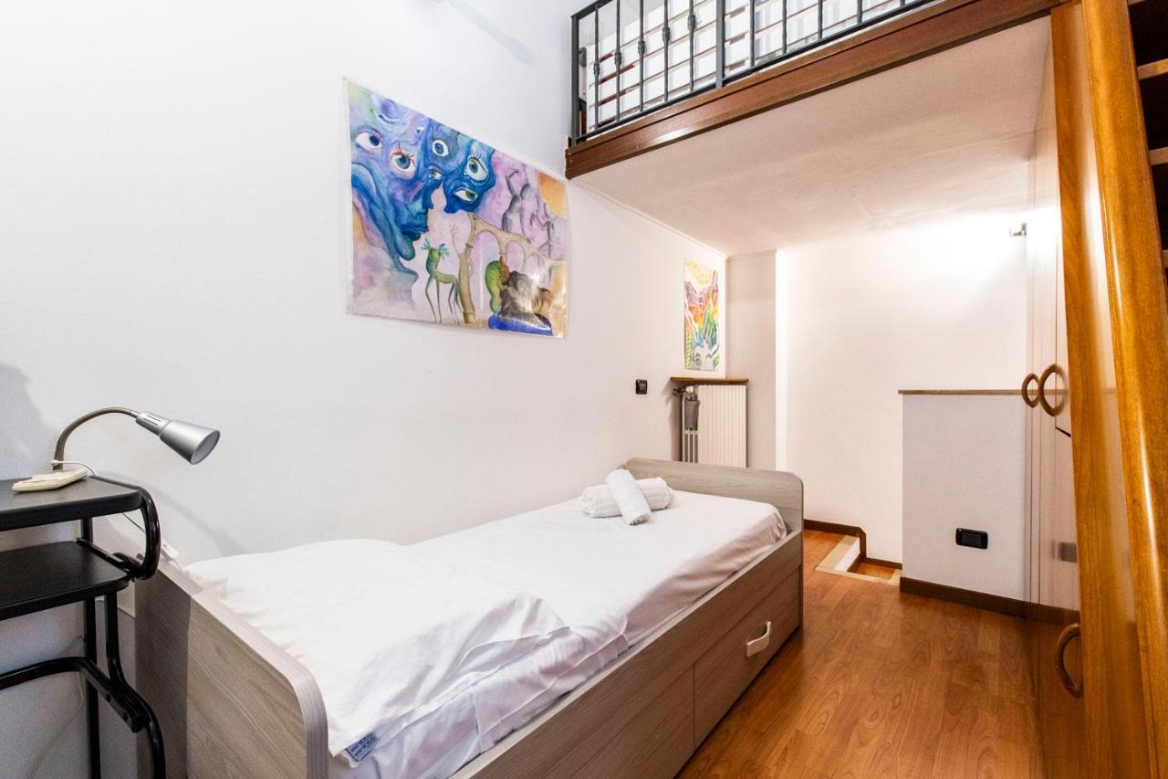 Extensive Terrace Navigli Toy Artistic Apartment Milan Bagian luar foto