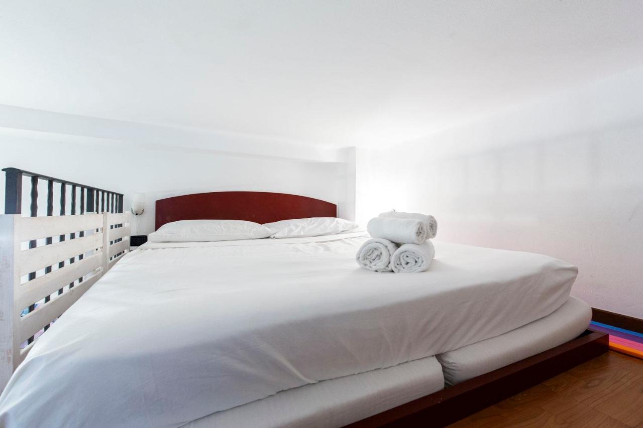 Extensive Terrace Navigli Toy Artistic Apartment Milan Bagian luar foto