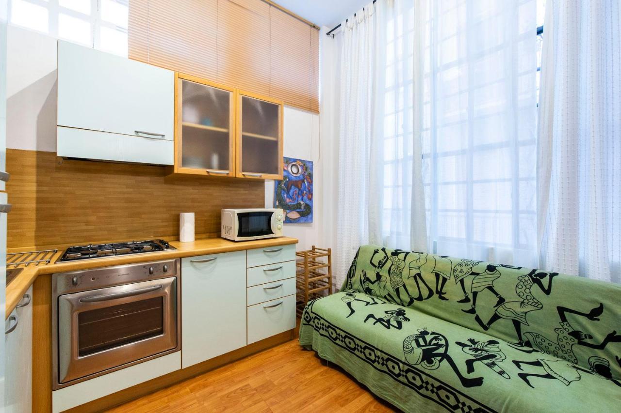 Extensive Terrace Navigli Toy Artistic Apartment Milan Bagian luar foto