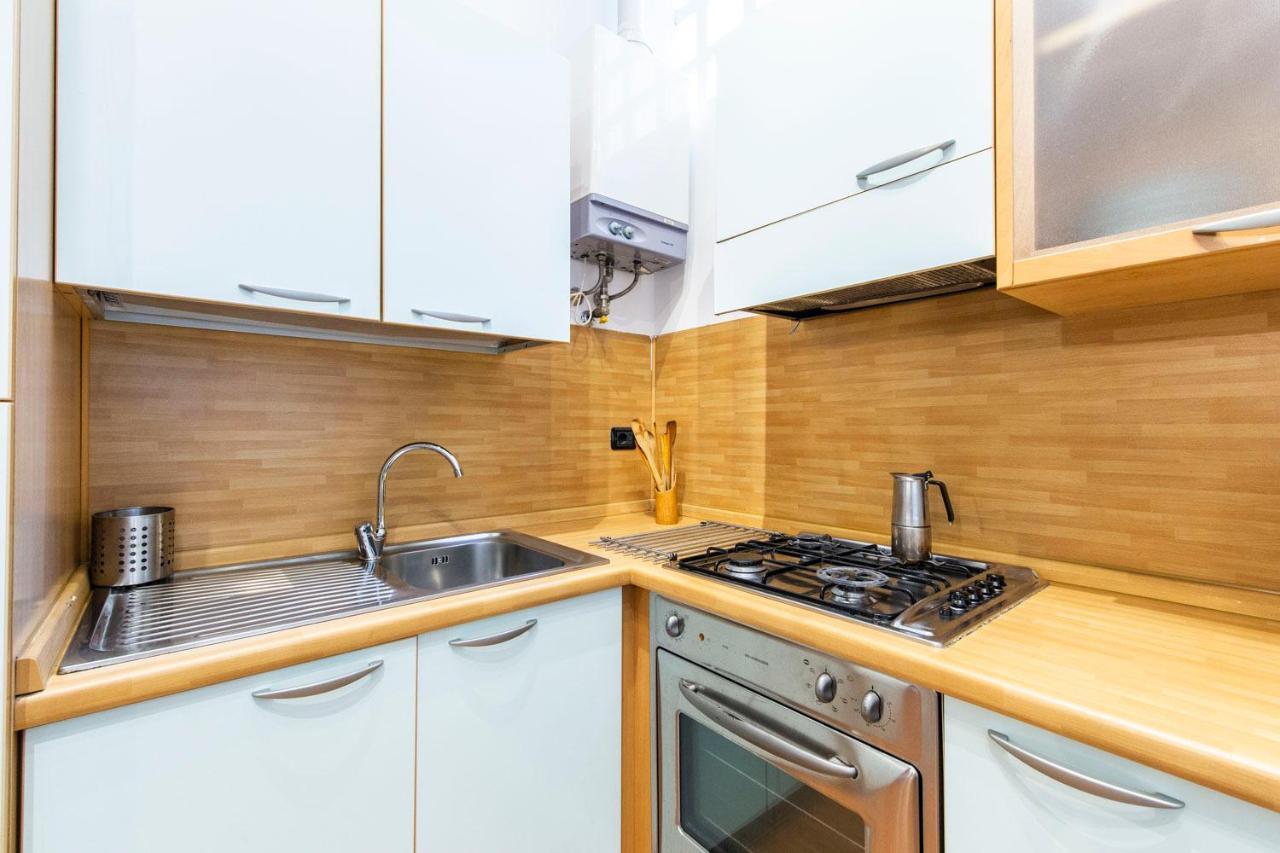 Extensive Terrace Navigli Toy Artistic Apartment Milan Bagian luar foto