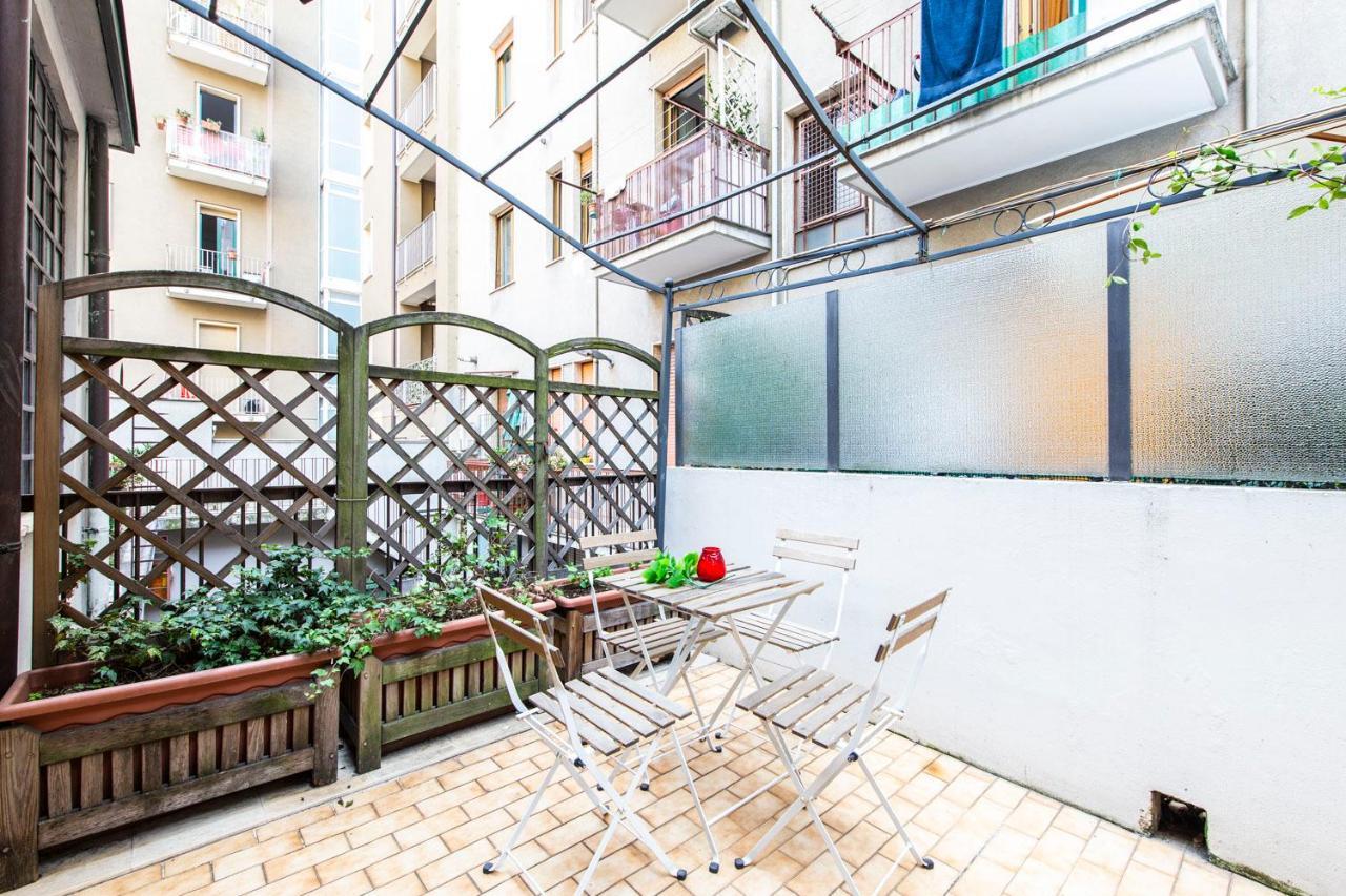 Extensive Terrace Navigli Toy Artistic Apartment Milan Bagian luar foto