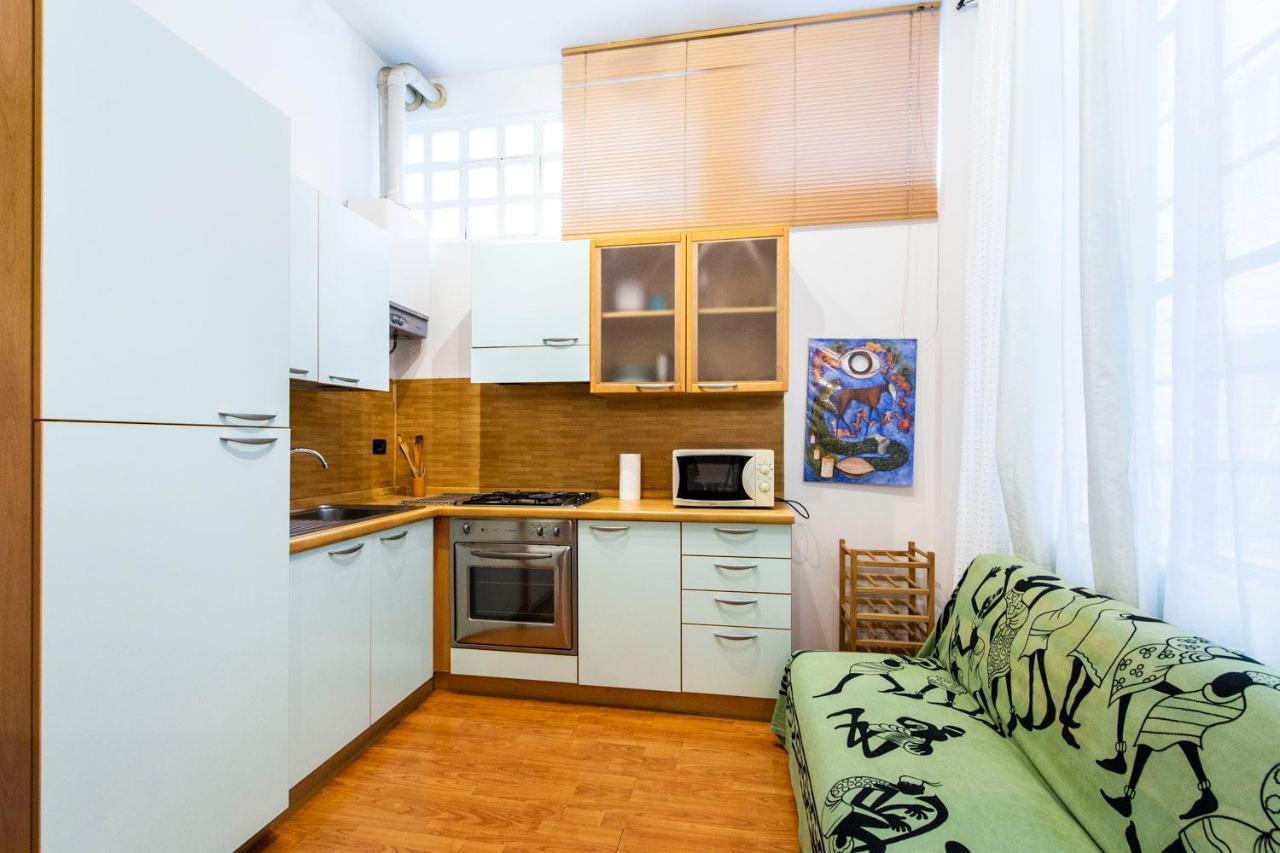Extensive Terrace Navigli Toy Artistic Apartment Milan Bagian luar foto