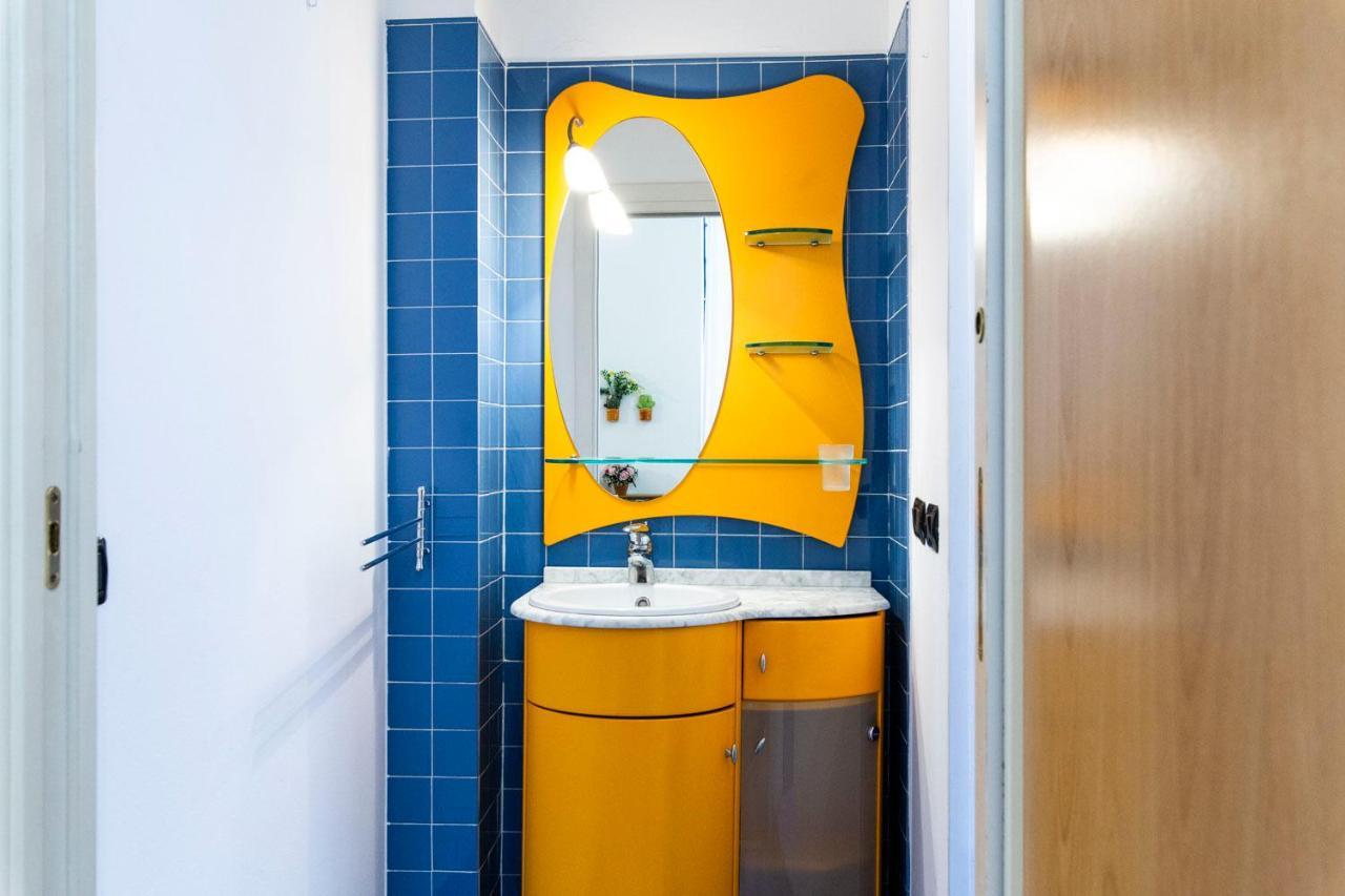 Extensive Terrace Navigli Toy Artistic Apartment Milan Bagian luar foto