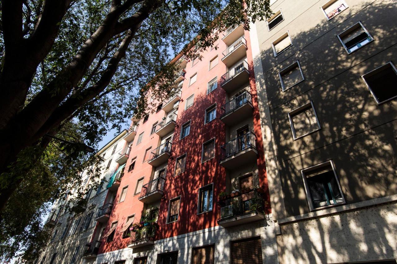 Extensive Terrace Navigli Toy Artistic Apartment Milan Bagian luar foto