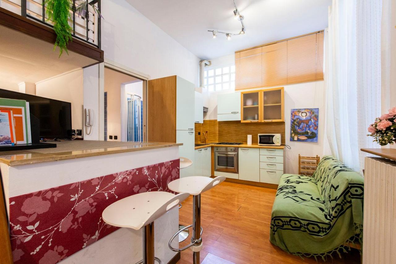 Extensive Terrace Navigli Toy Artistic Apartment Milan Bagian luar foto